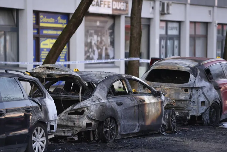 U požaru u Utrinama izgorjela tri auta, među njima i jedna od omiljenih marki brojnih Hrvata: Neće im biti lako gledati na &scaron;to liči ovaj ljepotan