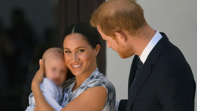 Izvor iz Windsora rekao je za People: “Bilo je vrlo, vrlo skromno. Ne biste ni znali da se to događa. Sve je bilo dobro promišljeno.” Također je rečeno da se mali Archie jako dobro ponašao tijekom slavlja, dodajući: &quot;Archie je bio tako sladak, tako miran.&quot;