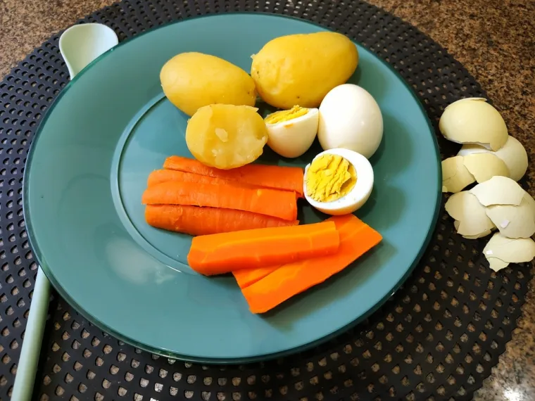 Deseti dan: Ručak: Tri kuhane mrkve, komad sira i 1 kuhano jaje. Večera: Voće.