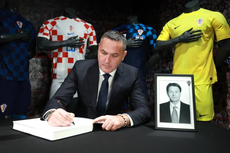 Pogledajte što su u knjigu žalosti za Ćiru Blaževića upisali Dalić, Kustić i Svetina