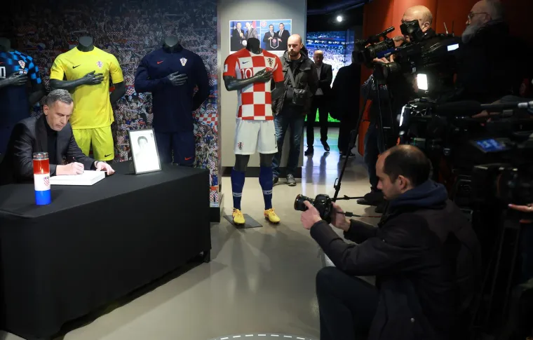 Pogledajte što su u knjigu žalosti za Ćiru Blaževića upisali Dalić, Kustić i Svetina