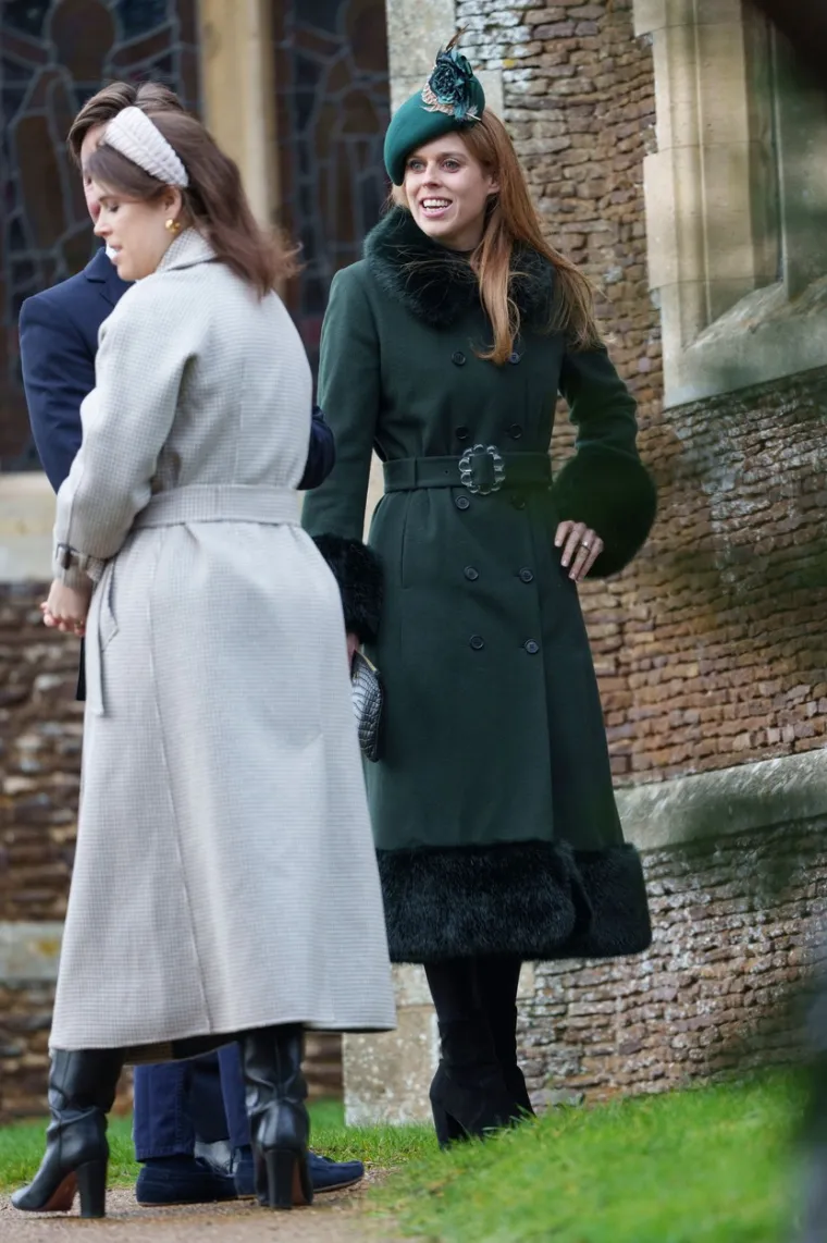 &quot;Sada kada više nisu članovi kraljevske obitelji, Sussexovi mogu očekivati da će ih se tretirati na isti način kao Harryjeve rođakinje, princeze Beatrice i Eugenie, koje posjećuju važne obiteljske događaje, ali nisu u središtu pozornosti i ne pojaviti na balkonu Buckinghamske palače&quot;, rekla je Katie Nicholl za Vanity Fair.