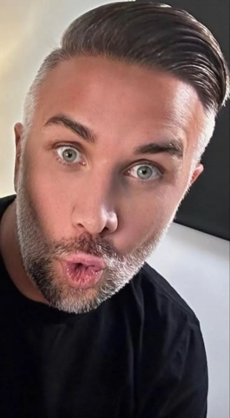 Rekao je voditelju Ryanu Pownallu: "Prvi put kad smo se poseksali, smjestio sam je u bolnicu i to zapravo nije bilo namjerno."