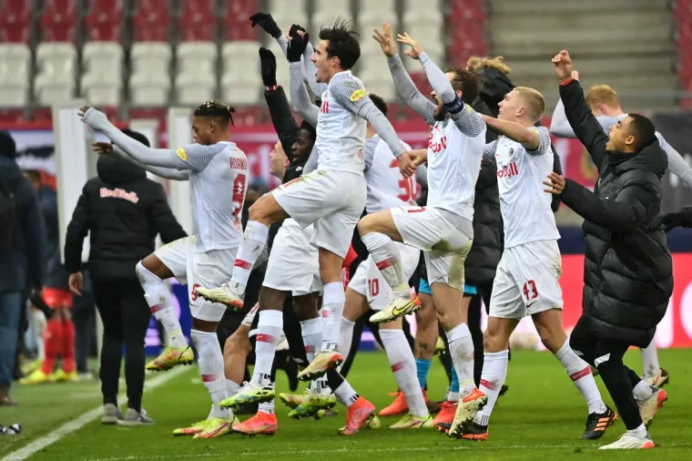 4. RB Salzburg je prava tvornica novca. Austrijski prvak ima izuzetno kvalitetan poslovni koncept koji se zasniva na kupovini perspektivnih mladih igrača i prodaji istih po vi&scaron;estruko većoj cijeni. Upravo to im je u promatranom periodu donijelo profit od 287 milijuna eura. 