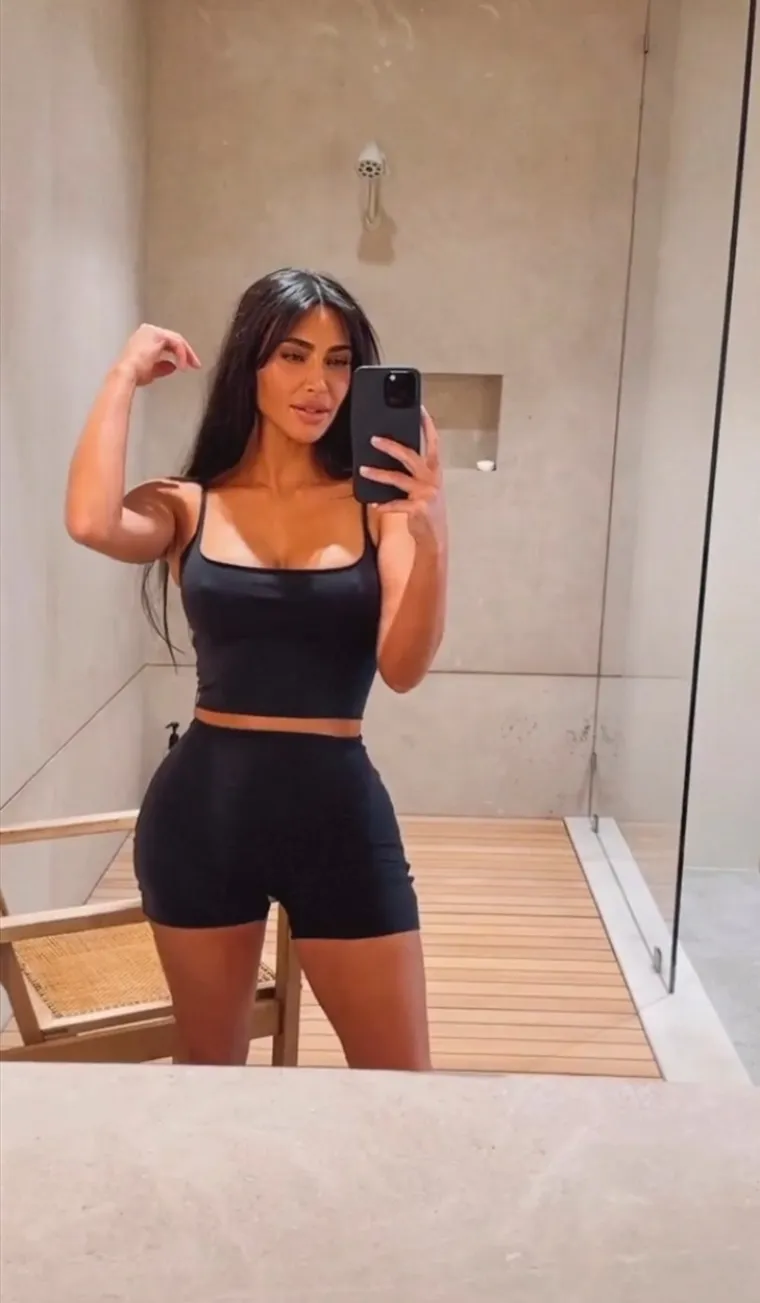 Seksi dive natrpale su svoje Instagrame vrućim snimkama: Kim je pokazala bujne obline, a onda se pojavila Kendall u toplesu