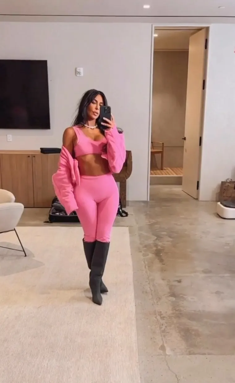 Seksi dive natrpale su svoje Instagrame vrućim snimkama: Kim je pokazala bujne obline, a onda se pojavila Kendall u toplesu