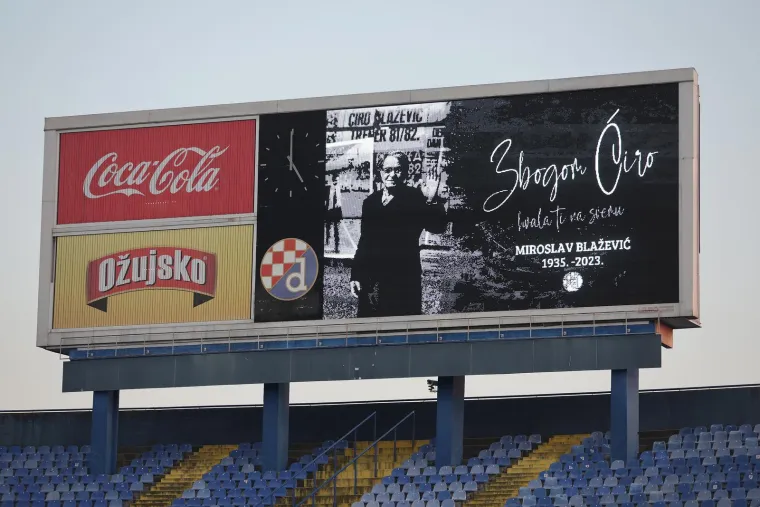 Igrači obje momčadi na teren su izašli s bijelim šalovima te su tako odali počast Miroslavu Ćiri Blaževiću koji je preminuo u srijedu.