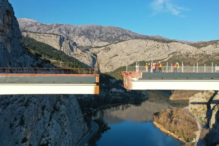 &quot;Istina je da dijelovi mostova nisu bili na istoj visini. Naime, zbog promjenljive visine poprečnog presjeka mosta prilikom svakog potiskivanja konstrukcija se pomiče i visinski. Nakon posljednjeg potiskivanja obje strane su na istoj visini, tako da će se moći međusobno spojiti i cijela konstrukcija konačno fiksirati na ležajeve&quot;, navode iz Hrvatskih cesta za Večernji list.
