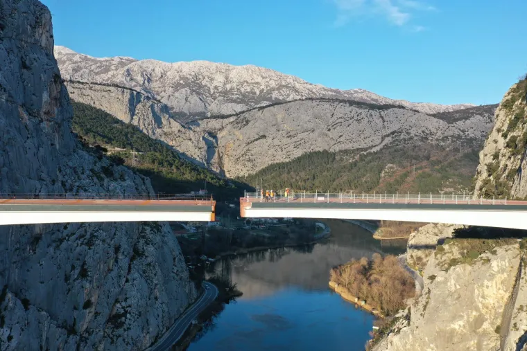 Radi se o dijelu obilaznice koja bi trebala riješiti prometne probleme koji su nastajali u ljetnim mjesecima. 