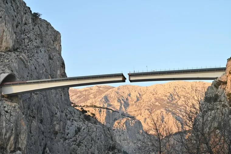 Gradnja dijela omiške obilaznice – dionica DC 70 – most Cetina – Omiš istok – jedan je od najzahtjevnijih građevinskih projekata u Hrvatskoj, projekt kakav dosad u nas nije viđen. 