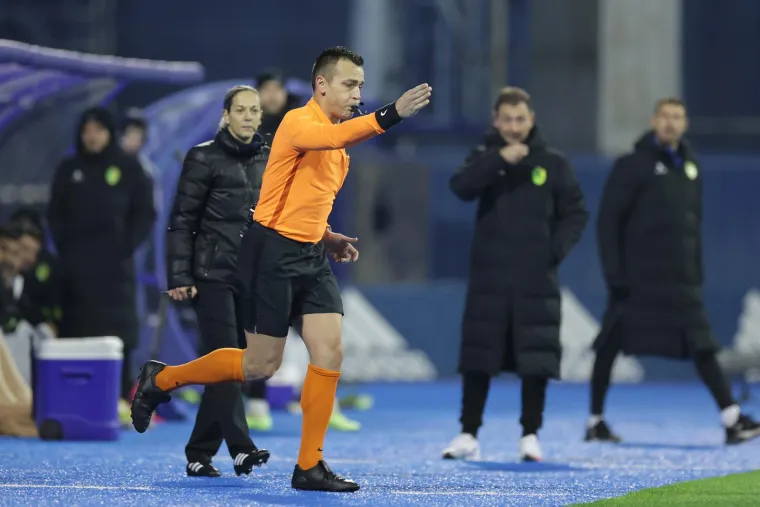 Nakon potpuno nezanimljivih prvih 25 minuta igre za prvo uzbuđenje na utakmici pobrinuo se - sudac Ivan Bebek.