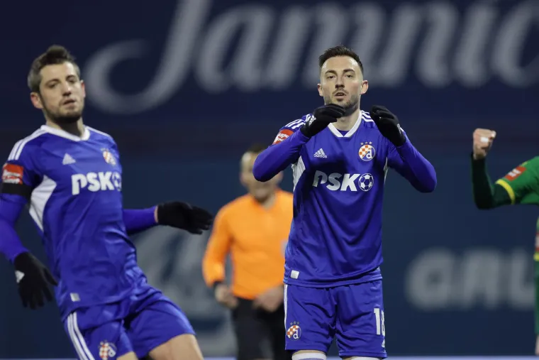 Baturina je u toj 25. minuti ubacio s desne strane, na loptu je skočio kapetan Ademi no bio je prenizak te se bacio na travnjak u gostujućem petercu, a Bebek je pokazao na bijelu točku smatrajući kako je Hujber gurnuo Ademija u leđa prilikom skoka. Iako se na snimci jasno vidi kako Hujber nije utjecao na Ademijev pad te su VAR suci pozvali Bebeka da situaciju provjeri na monitori i ispravi svoju pogre&scaron;ku odluku bahati Riječanin je i nakon pregleda snimke ostao pri svojoj odluci pa je Drmić dobio priliku dovesti Dinamo u vodstvo. No, &Scaron;vicarac je s bijele točke zatresao vratnicu i ostalo je 0-0.