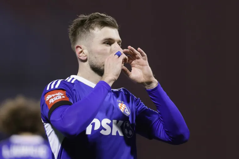 No, u 37. minuti Dinamo je stigao do prednosti. Opet je začetnik akcije bio Baturina koji je ovoga puta ubacio s lijeve strane, ovoga puta na volej desnog braniča Ristovskog koji je snažnim udarcem sa 10-ak metara "probio" Majkića.