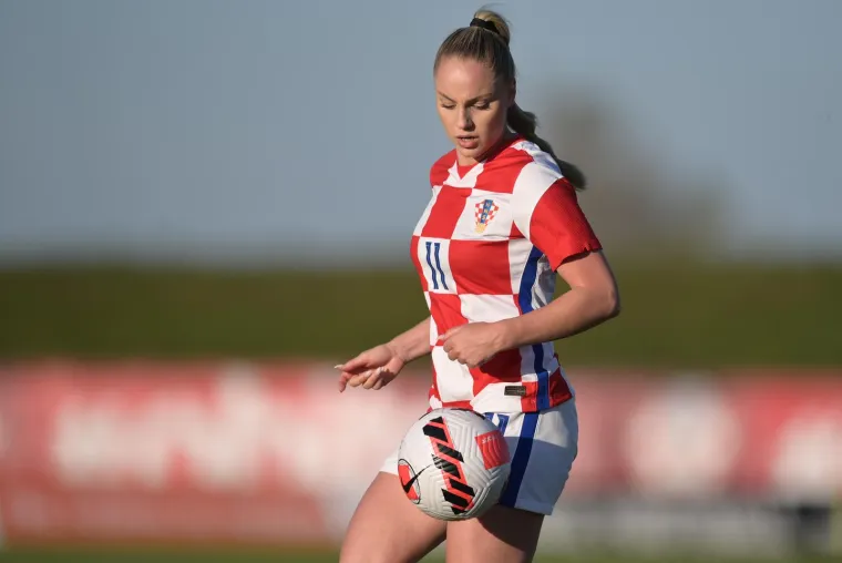 Najljep&scaron;oj hrvatskoj nogometa&scaron;ici nemoguće je odoljeti: Ono &scaron;to joj je nekad radio Neymar, sada radi Luka Modrić