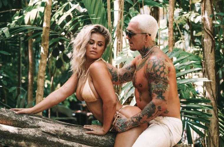 Najzgodnija borkinja naguzila se ispred supruga i jedva zadržala grudi u dekolteu: Mnogi ju zasuli jednim pitanjem