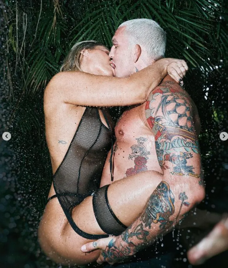 Najzgodnija borkinja naguzila se ispred supruga i jedva zadržala grudi u dekolteu: Mnogi ju zasuli jednim pitanjem