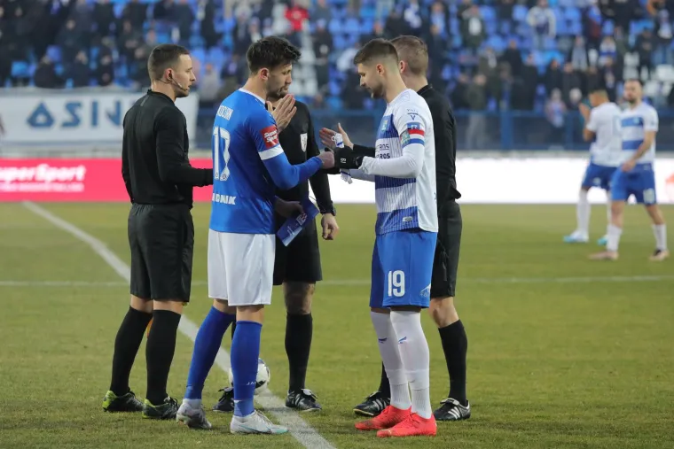 Premda su domaći nogometa&scaron;i diktirali ritam susreta tek nekoliko puta su kreirali solidne prilike. U 20. minuti je zaprijetio Lovrić iz slobodnog udarca, dok su u zavr&scaron;nici prvog dijela dvije solidne prilike imali opet Lovrić i Mierez. Slaven Belupo se vi&scaron;e orijentirao na čuvanje svojih vrata, no bilo je vidljivo da gosti iz Koprivnice mogu biti opasni čim se ohrabre za poneki suvisliji napad. 
