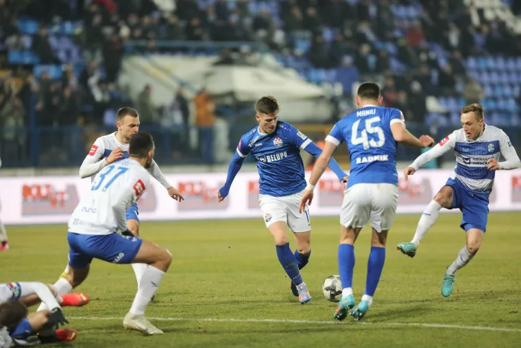 Drugi dio dvoboja u Osijek počeo je odličnom &scaron;ansom domaćeg igrača Cakta&scaron;a, ali je njegov udarac vrlo dobro, uz pomoć vratnice, zaustavio gostujući vratar Čović. Dobrom reakcijom je, pak, uzvratio osječki golman Malenica koji je deset minuta kasnije spriječio vodstvo gostiju kada je obranio dva poku&scaron;aja Hoxhe.