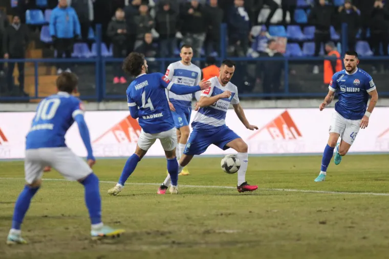 Bile su to dvije najbolje &scaron;anse na cijeloj utakmici, a do kraja su oba sastava, prilično sramežljivo, tražila preostala dva boda. Nitko nije do&scaron;ao do njih te je zavr&scaron;ilo bez golova. U samom fini&scaron;u Osijek je že&scaron;će pritisnuo, ali u jedinoj pravoj prilici, u nadoknadi, Živković je pucao visoko preko vrata.
