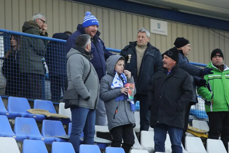 Te&scaron;ka ozljeda zvijezde Osijeka zasjenila remi u Gradskom vrtu: Kolima hitne pomoći prevezen u bolnicu