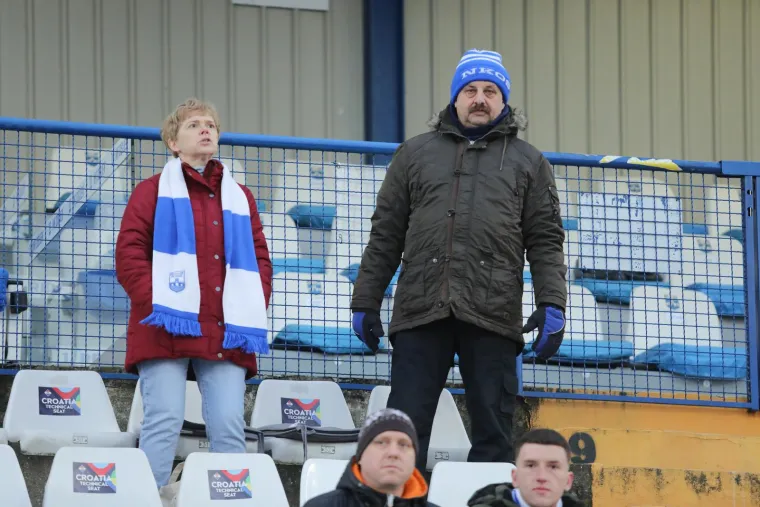 Te&scaron;ka ozljeda zvijezde Osijeka zasjenila remi u Gradskom vrtu: Kolima hitne pomoći prevezen u bolnicu