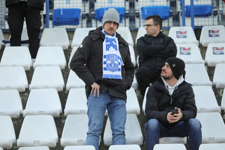 Te&scaron;ka ozljeda zvijezde Osijeka zasjenila remi u Gradskom vrtu: Kolima hitne pomoći prevezen u bolnicu