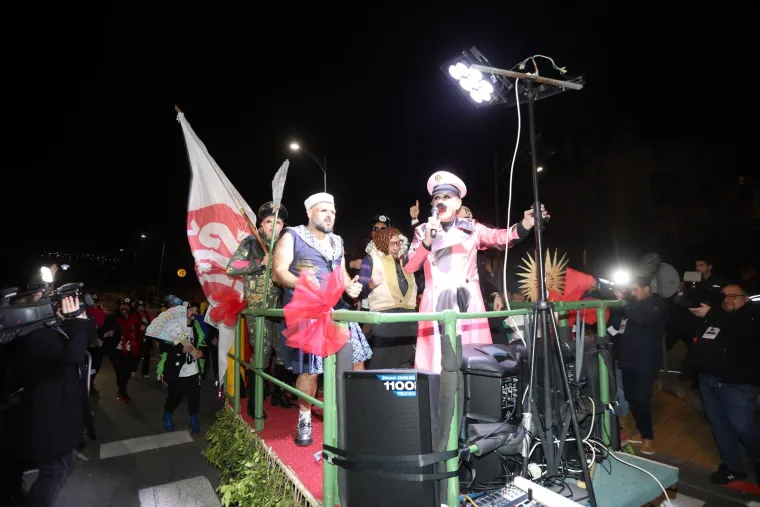 A onda nastavljaju secirati spomenuto gostovanje: &quot;Deset minuta prije kraja emisije Stanković je odlučio prekinuti emitiranje kada su Mrle i Prlja ispucavali čepove iz stražnjice. Kada je voditelj vidio da se skidaju, pokrio je njihove stražnjice sakoom, a kada su &quot;ispalili&quot; čepove, odlučio je da je tu granica.&quot;