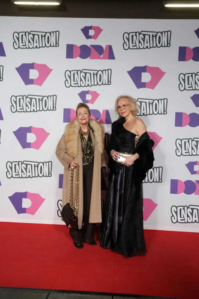 Izvođači se pokazali na crvenom tepihu i otkrili u kakvim će kombinacijama u bitku za glasove