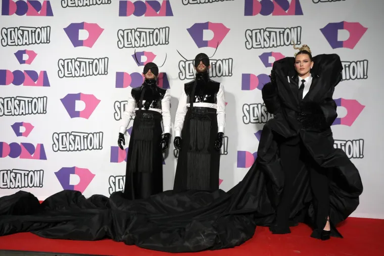 Izvođači se pokazali na crvenom tepihu i otkrili u kakvim će kombinacijama u bitku za glasove