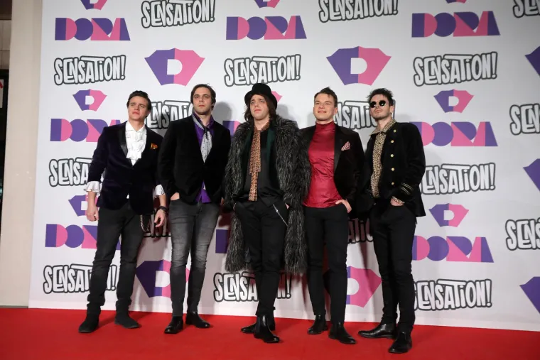 Izvođači se pokazali na crvenom tepihu i otkrili u kakvim će kombinacijama u bitku za glasove