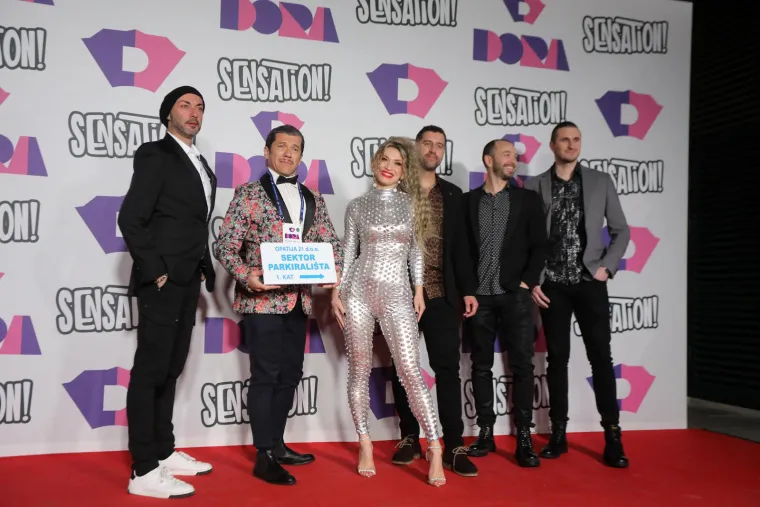 Izvođači se pokazali na crvenom tepihu i otkrili u kakvim će kombinacijama u bitku za glasove