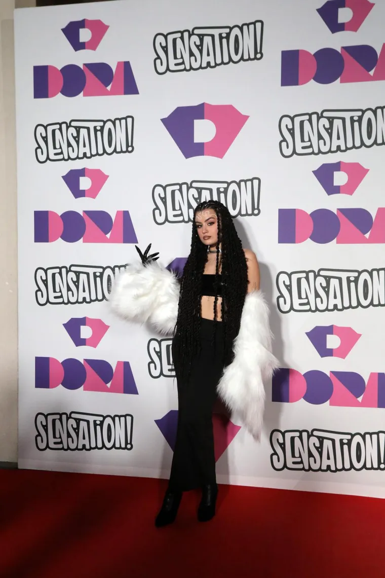 Izvođači se pokazali na crvenom tepihu i otkrili u kakvim će kombinacijama u bitku za glasove