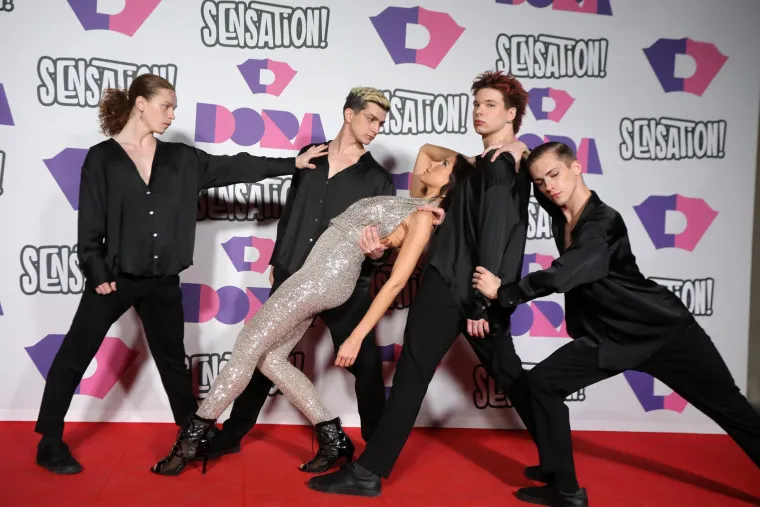 Izvođači se pokazali na crvenom tepihu i otkrili u kakvim će kombinacijama u bitku za glasove