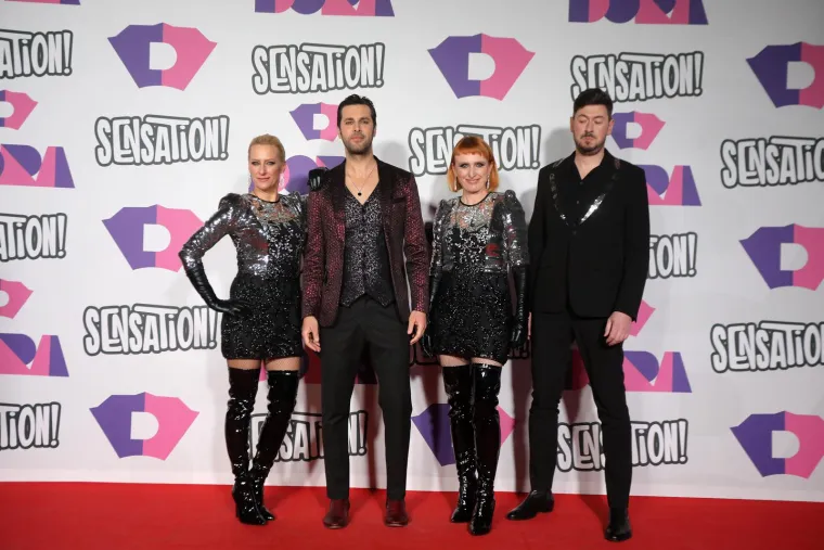 Izvođači se pokazali na crvenom tepihu i otkrili u kakvim će kombinacijama u bitku za glasove