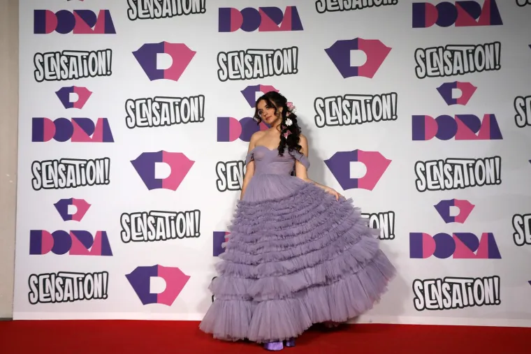 Izvođači se pokazali na crvenom tepihu i otkrili u kakvim će kombinacijama u bitku za glasove