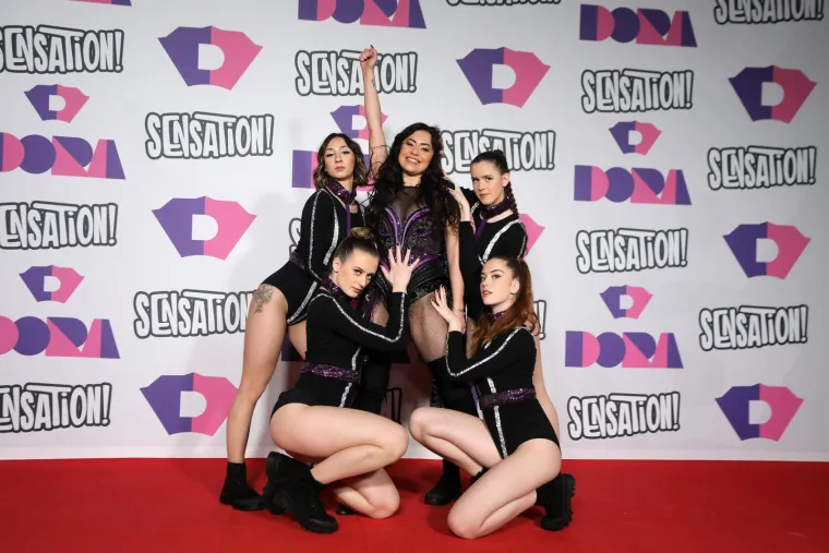 Izvođači se pokazali na crvenom tepihu i otkrili u kakvim će kombinacijama u bitku za glasove