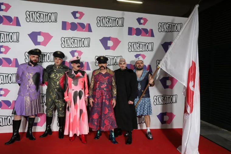 Izvođači se pokazali na crvenom tepihu i otkrili u kakvim će kombinacijama u bitku za glasove