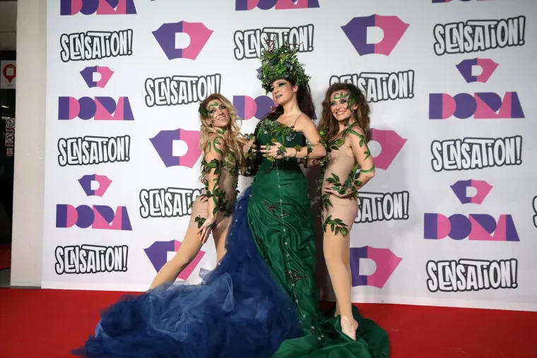 Izvođači se pokazali na crvenom tepihu i otkrili u kakvim će kombinacijama u bitku za glasove