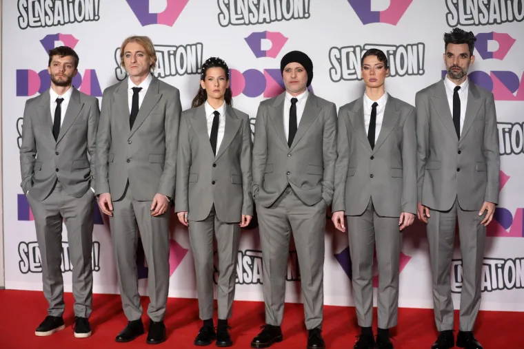 Kombinezon sa šljokicama, 'ŠČ' na kaputima LET3 i džungla na glavi