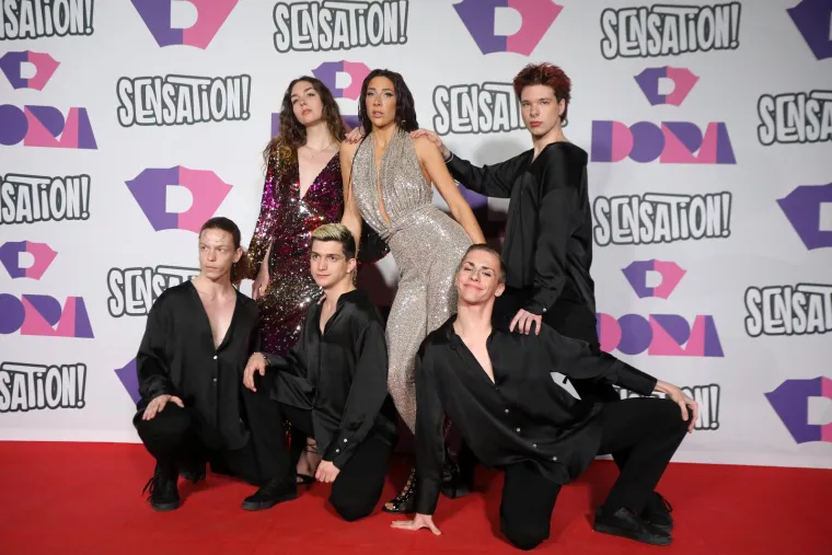 Kombinezon sa šljokicama, 'ŠČ' na kaputima LET3 i džungla na glavi