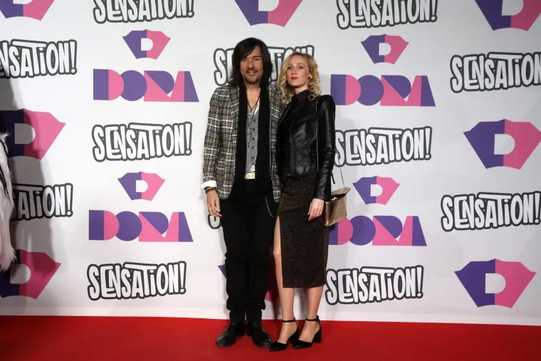 Kombinezon sa šljokicama, 'ŠČ' na kaputima LET3 i džungla na glavi