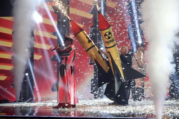 Mrle i Prlja ostali su zapamćeni i po kontroverznom gostovanju kod Aleksandra Stankovića u HRT-ovoj emisiji "Nedjeljom u 2". Iako su se dogovorili sa Stankovićem da neće biti psovanja i skidanja, Letovci su na to "zaboravili" pa ih je tako Stanković nakon svake psovke podsjećao da ne koriste takve izraze, potanko prenosi srpski portal.