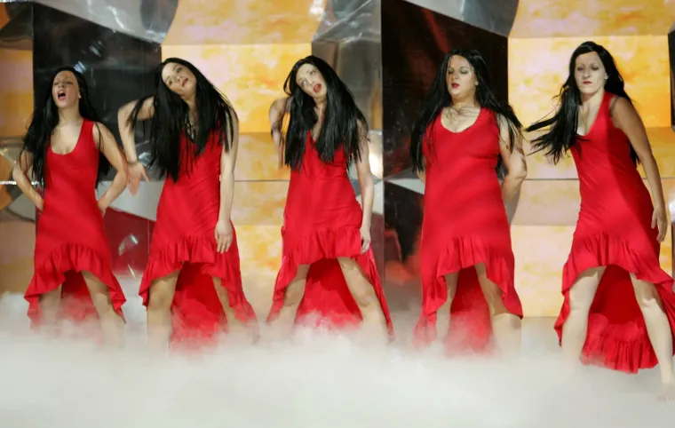 Godine 2006. osvojili su Porin za najbolji rock album godine. Svoj su nastup začinili odjeveni u crvene ženske haljine, aludirajući na Severinu i njenu &scaron;tiklu. 
