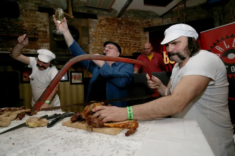 Prije četiri godine obožavatelje su pozvali na janjetinu i pu&scaron;tanje golubova. Dru&scaron;tvo im je pravio splitski pjevač Sini&scaron;a Vuco. 