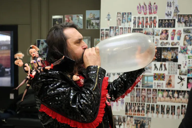 
Članovi grupe Let 3 isprobavaju kostime u ateljeu modnog dizajnera Juraja Zigmana, koji je kostime izradio za nastup na koncertu Antivalentinovo.