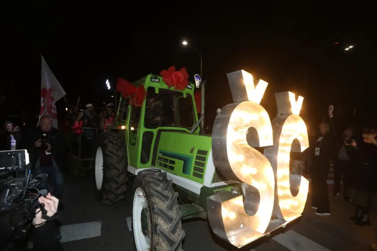 U svakom slučaju u pitanju je kritika dru&scaron;tva na možda neobičniji način nego &scaron;to je regionalna publika navikla, a njihov humor je malo specifičniji, pa nije ni čudo da uvijek privuku dosta pažnje svojom glazbom i performansima, zaključuje Kurir.