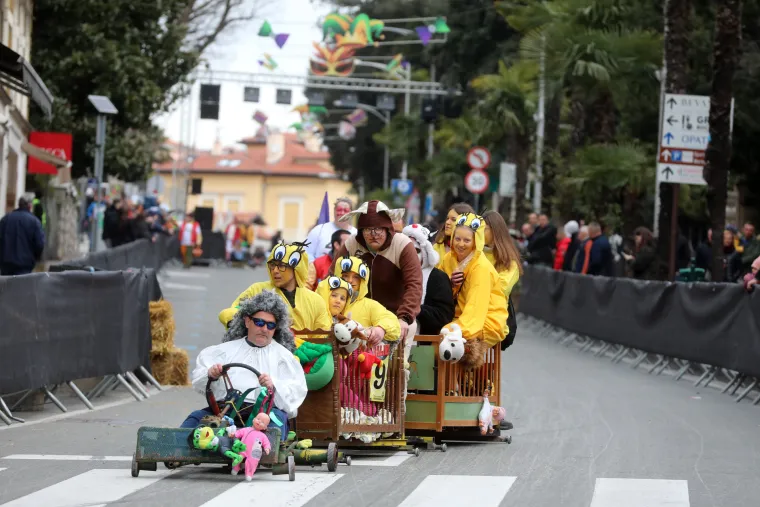 Divovska rola WC papira, Super Mario i Spiderman - svi su se danas kotrljali po Opatiji