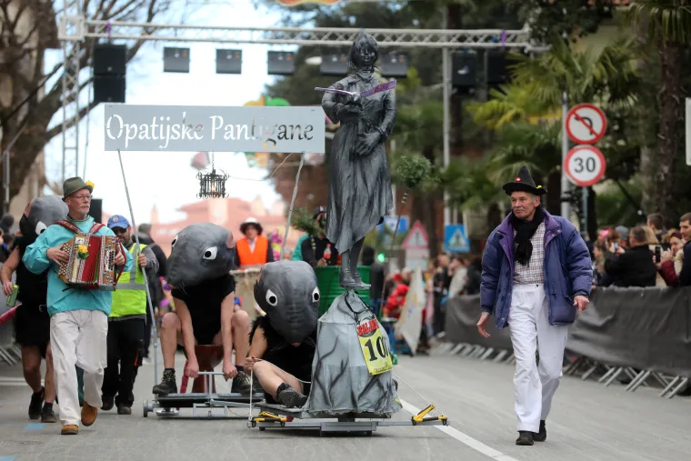 Divovska rola WC papira, Super Mario i Spiderman - svi su se danas kotrljali po Opatiji