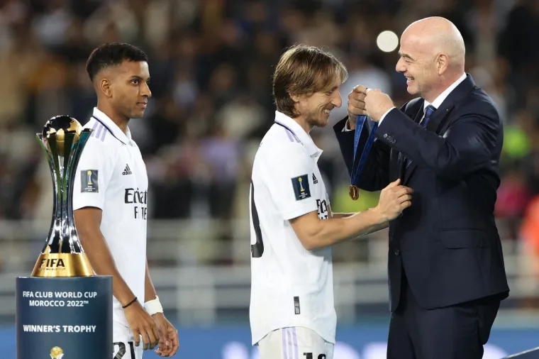 Ovo mu je ujedno i peti naslov na Svjetskom klupskom prvenstvu. Modrić je s Realom osvojio i pet Liga prvaka, tri &scaron;panjolska prvenstva, četiri europska Superkupa, četiri &scaron;panjolska Superkupa, te jedan Kup kralja. Dodajmo kako je klupski rekorder Brazilac Marcelo sa čak 25 trofeja.