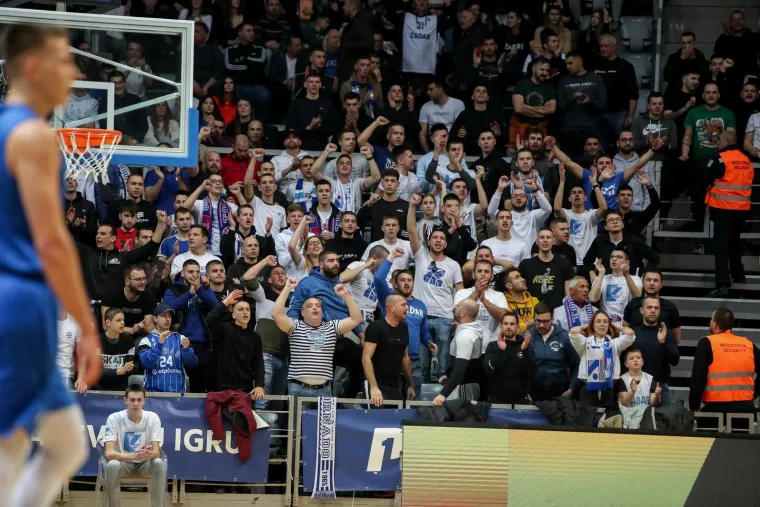 "Ova pobjeda crveno-bijelih ostat će u sjenci ružne geste navijača domaće momčadi, koji su u razvili transparent sa odvratnom porukom: 'Milane, vrati traktor.' Ova poruka posvećena je golmanu Zvezde Milanu Borjanu koji je rodom iz Knina", pi&scaron;e Kurir